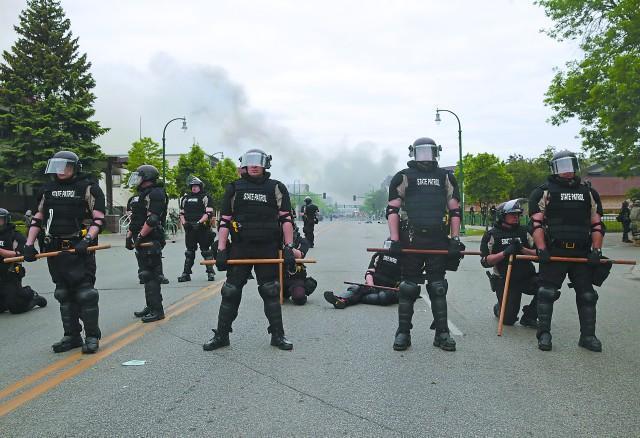 明尼苏达骚乱向全美蔓延,示威现场如同“战场”__凤凰网