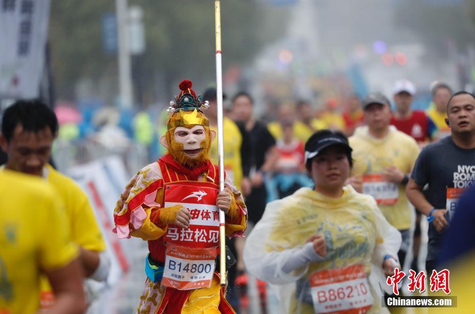 图为一名打扮成孙悟空的选手在比赛中。 中新社记者 杜洋 摄