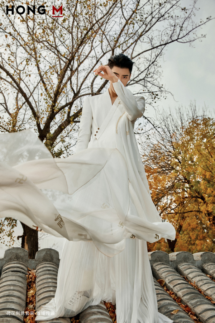 王子异红蔓杂志拍摄花絮释出明眸皓月青丝白衣的王家公子