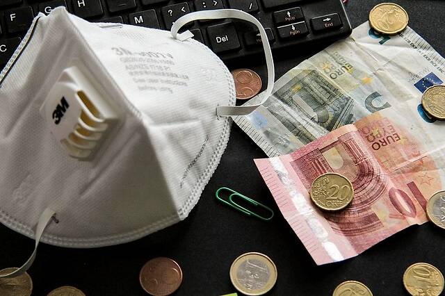 为什么一定要买呼吸机美国买飞利浦4.3万台呼吸机，如今巨资抢呼吸机为啥不早买口罩？_https://www.jmylbn.com_新闻资讯_第4张