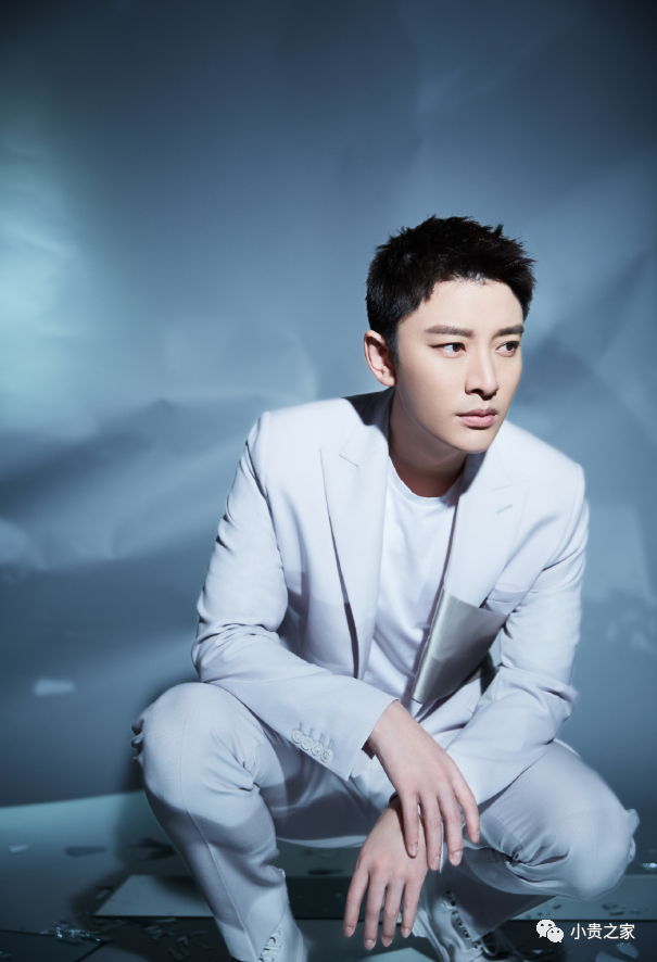 衣服最显成熟魅力大概就是西装了吧,一身西装虽简约大气却将贾乃亮的