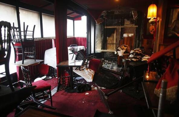 接待过毕加索海明威的百年巴黎咖啡馆被纵火 只因…（组图） - 3