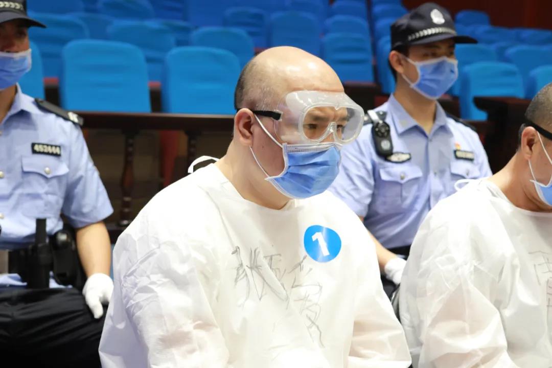 广西"毒枭"黑老大一审获死刑,11名被告均提出上诉,张加爱等11人涉黑案