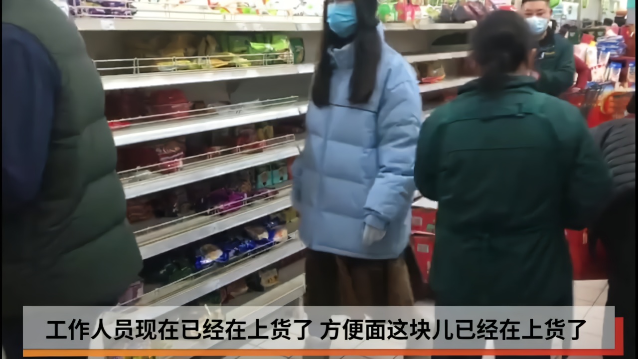 直击武汉封城首日：市民戴着口罩有序排队购物