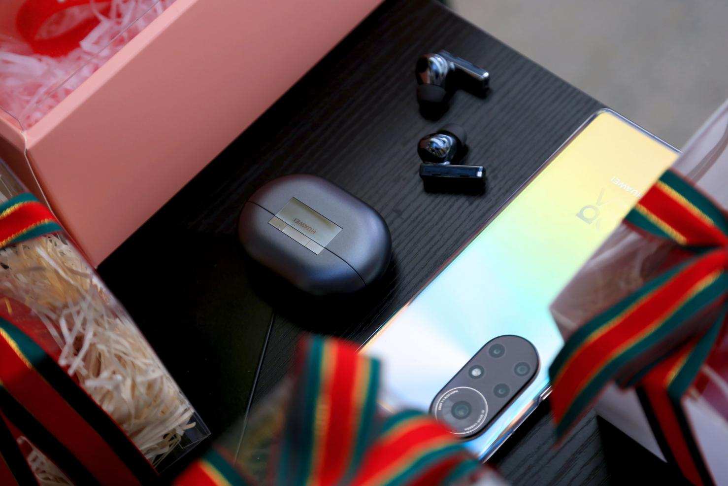 华为freebuds pro无线耳机登上华为nova8发布会