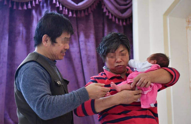 高龄产妇执意要二胎后子女互相嫌弃这样的日子太难了