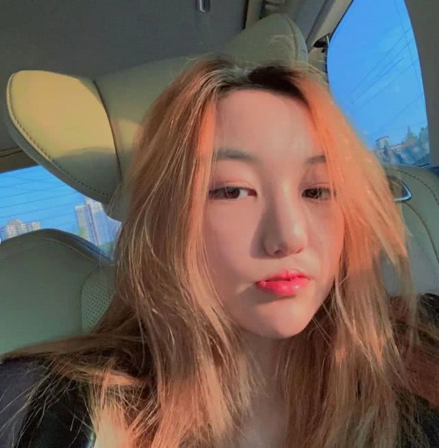 14岁李嫣晒近照染大胆橘黄头发配红唇秀性感这哪像14岁