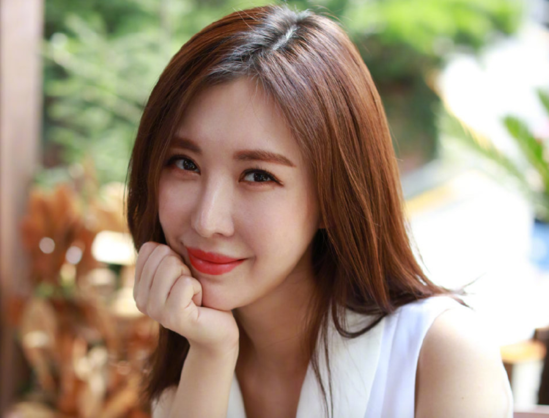 差距越来越大?39岁田朴珺依旧美艳,69岁王石老得像爷爷