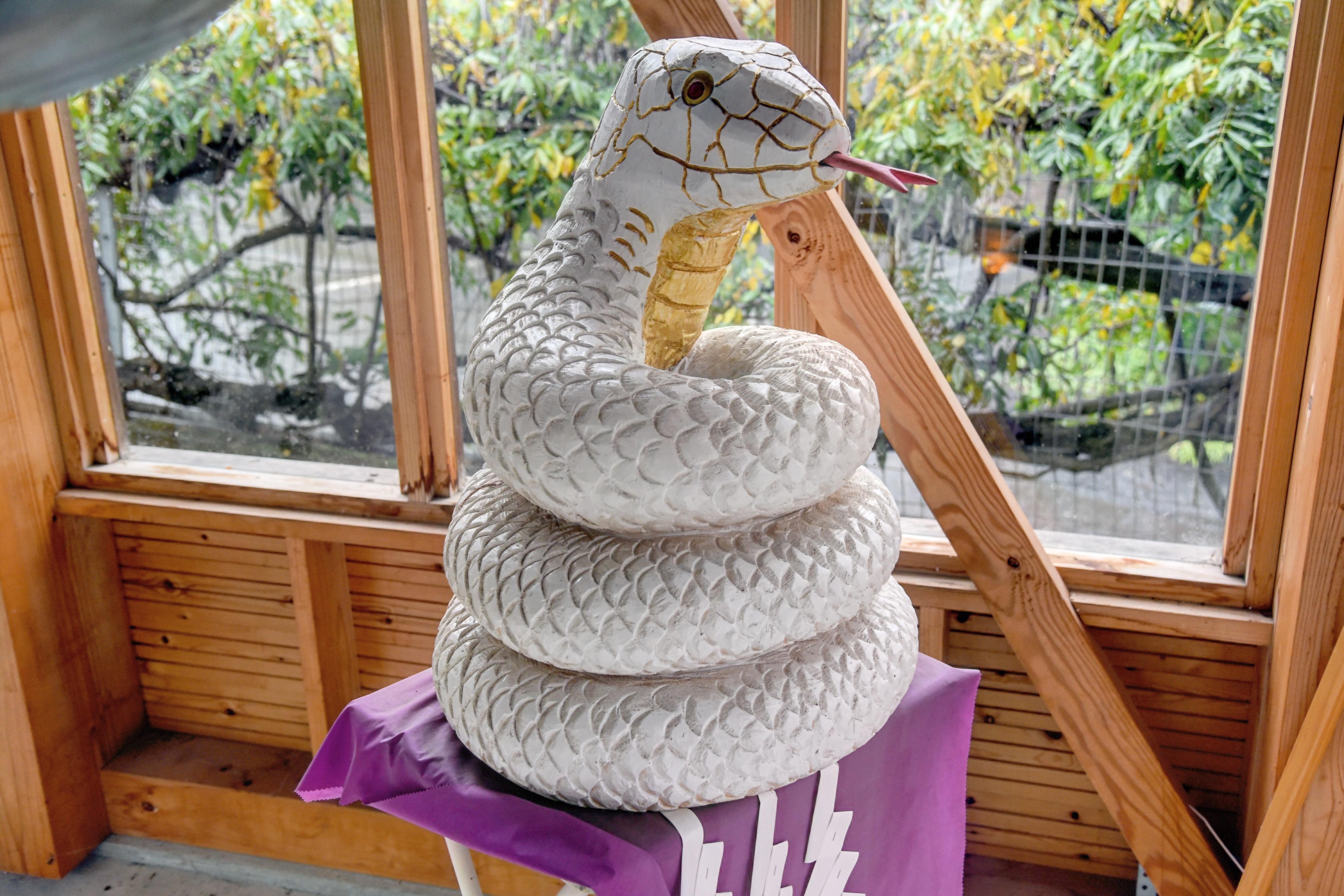 这个信仰蛇神的日本村落供奉世界曾经最长的大蛇温泉堪称一绝