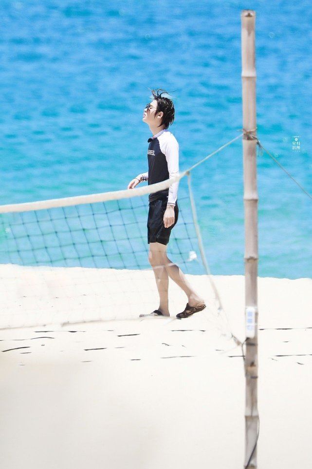 黄明昊夏日冲浪店饭拍墨镜湿发的冲浪少年太可了