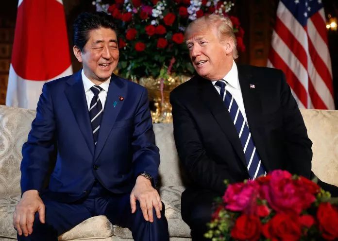 ▲资料图片:2018年4月,特朗普(右)与日本首相安倍晋三在佛罗里达州举行为期两天的会晤。(美联社)