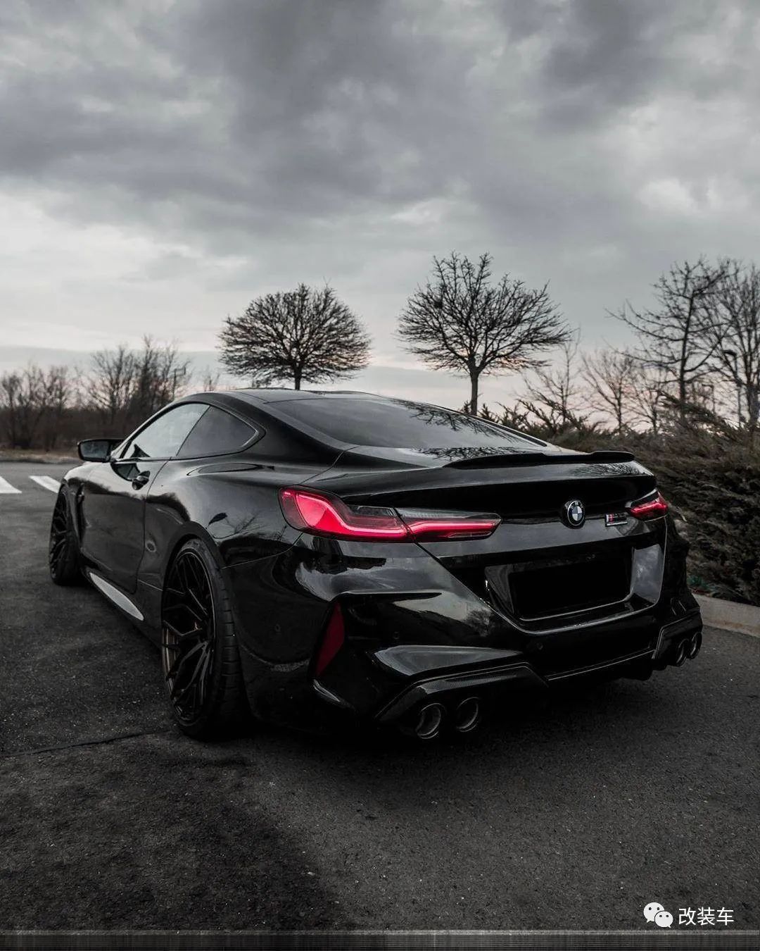 网红宝马m8黑武士改装,血红的眼睛里透露出一股杀气