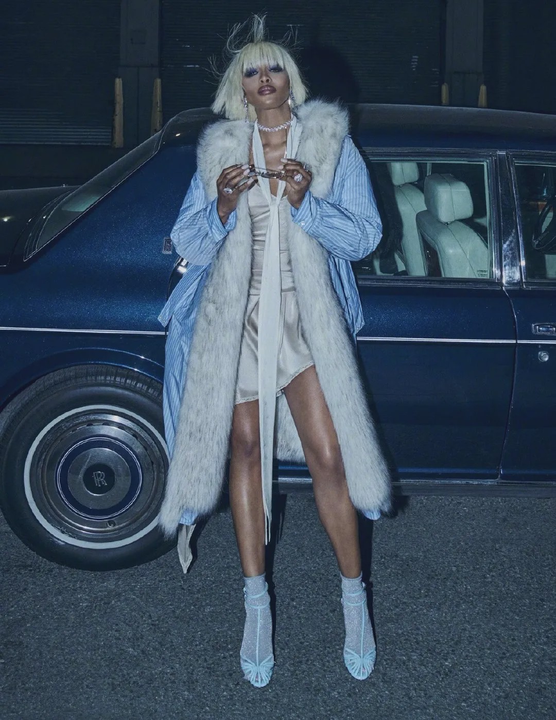 传奇超模黑珍珠登杂志皮草仙女腿瞩目网友金刚芭比