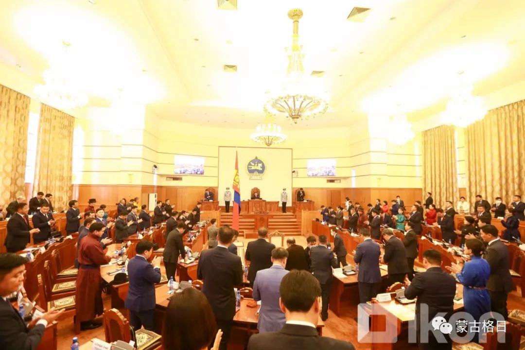 8月17日,第八届蒙古国家大呼拉尔(议会)非例行会议在首都乌兰巴托的