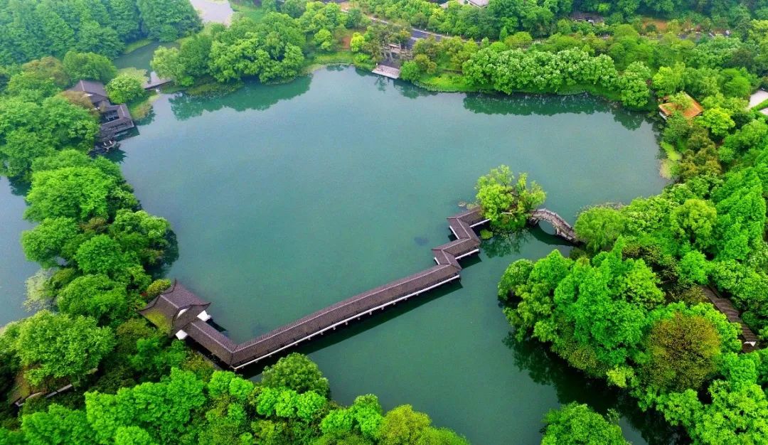 三台云水,东靠杨公堤,西临三台山路,南到虎跑路,是"三评西湖十景"之一
