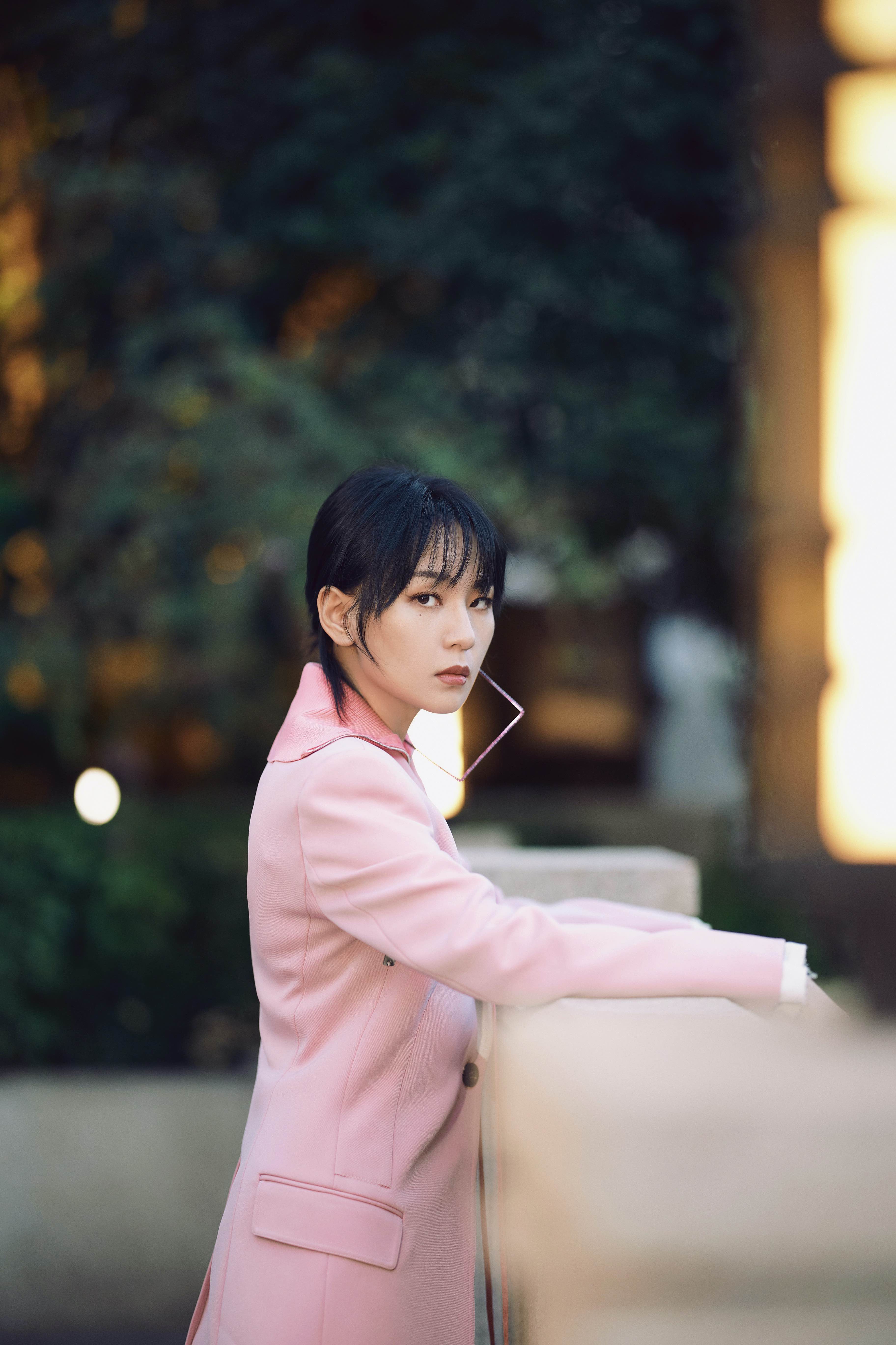 周笔畅亮相《在一起》晚会 首唱新歌《聚光》致敬抗疫英雄