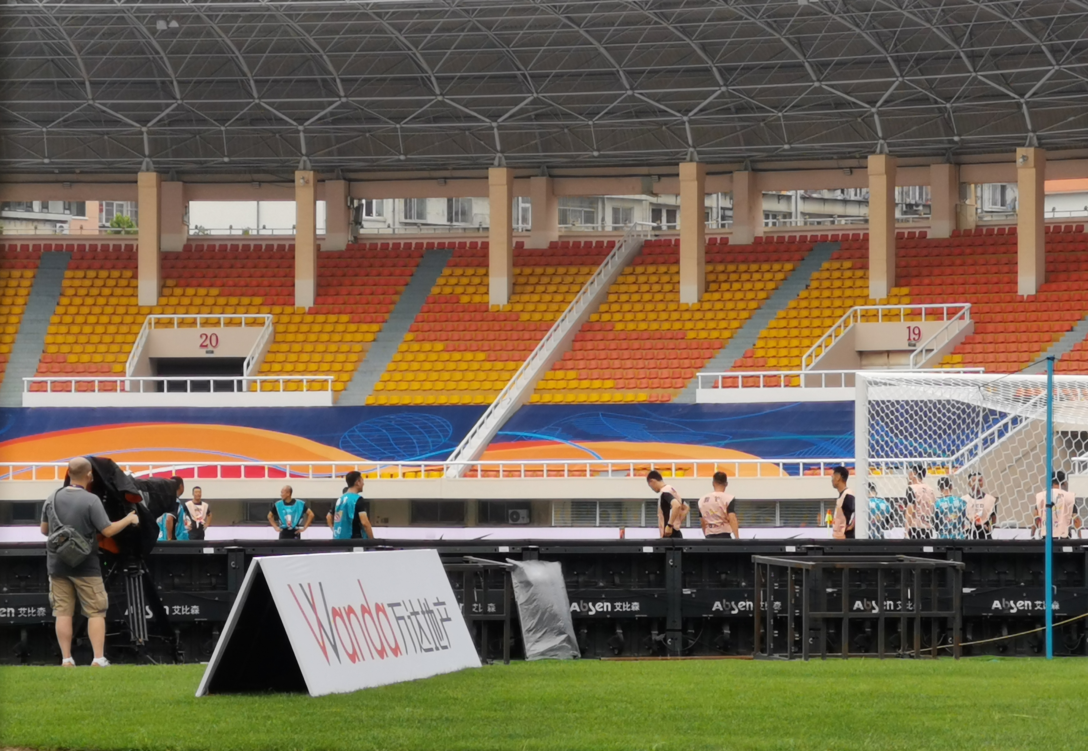 不受疫情影响大连金州体育场又见红黄牌var中超终于回来了