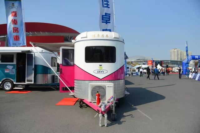 这款佳卓小拖挂房车整体质量也比较轻便,经过最新的改良,排量在2.