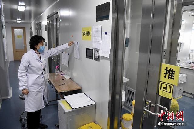 实验室实验诊断部陈宝荣总监在标本交接处介绍标本交接流程
