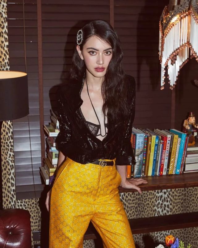 "泰国第一神颜"mai晒照,穿性感小吊带配金色阔腿裤,明艳动人