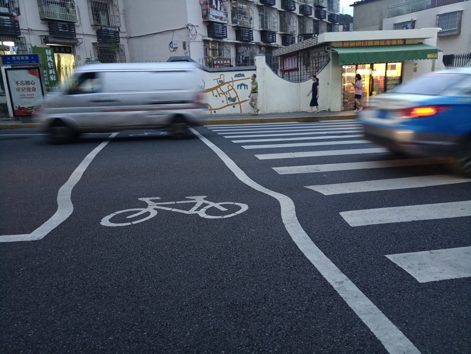 在共享單車和電動車人員等待斑馬線通行期間,交警和小紅帽志願者都會