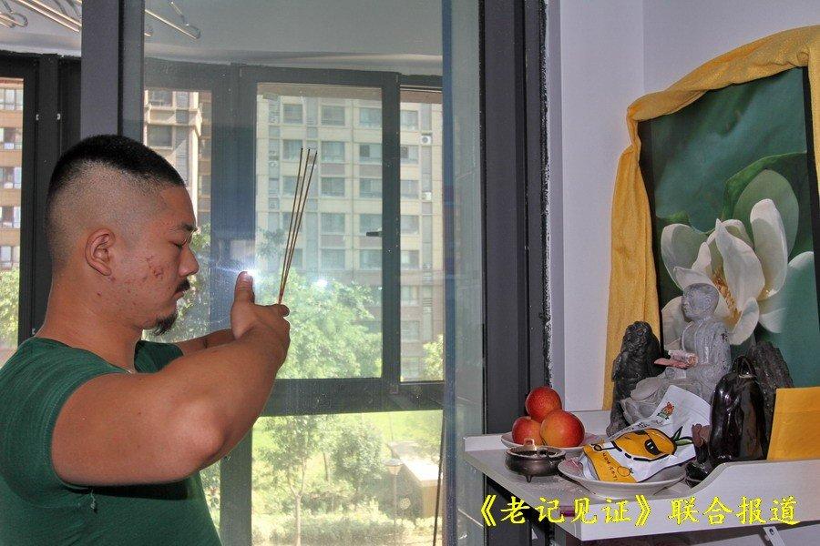 每天洗漱完毕的第一件事, 就是给师爷素喜老和尚敬香