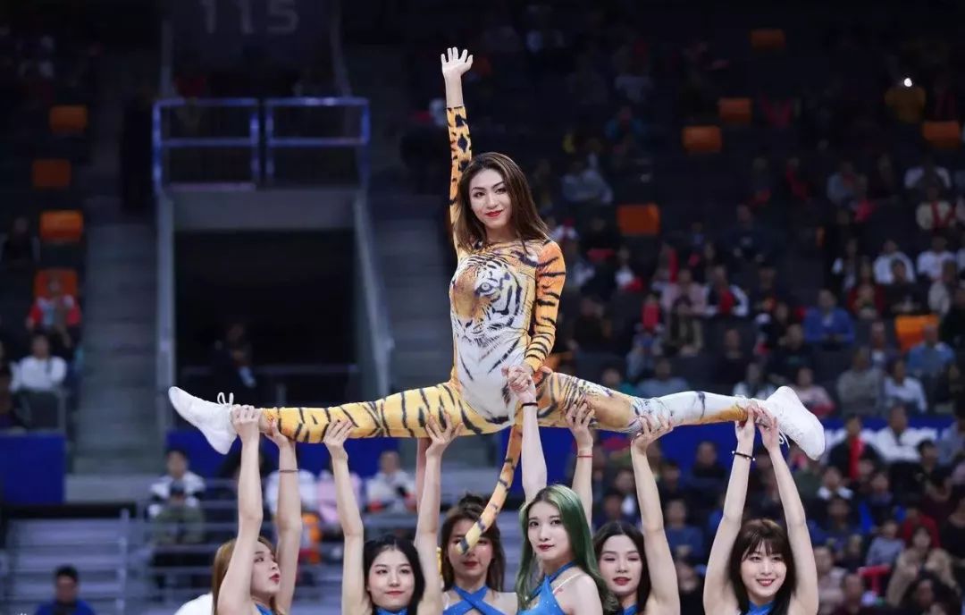 美女主持和啦啦队小姐姐们进行了一波有内涵的问答小游戏,大家赶紧连