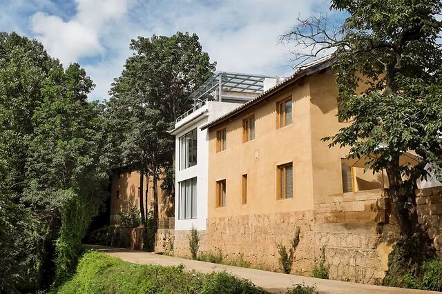 他把牛棚改成300㎡别墅,只为给大6岁老婆一个家