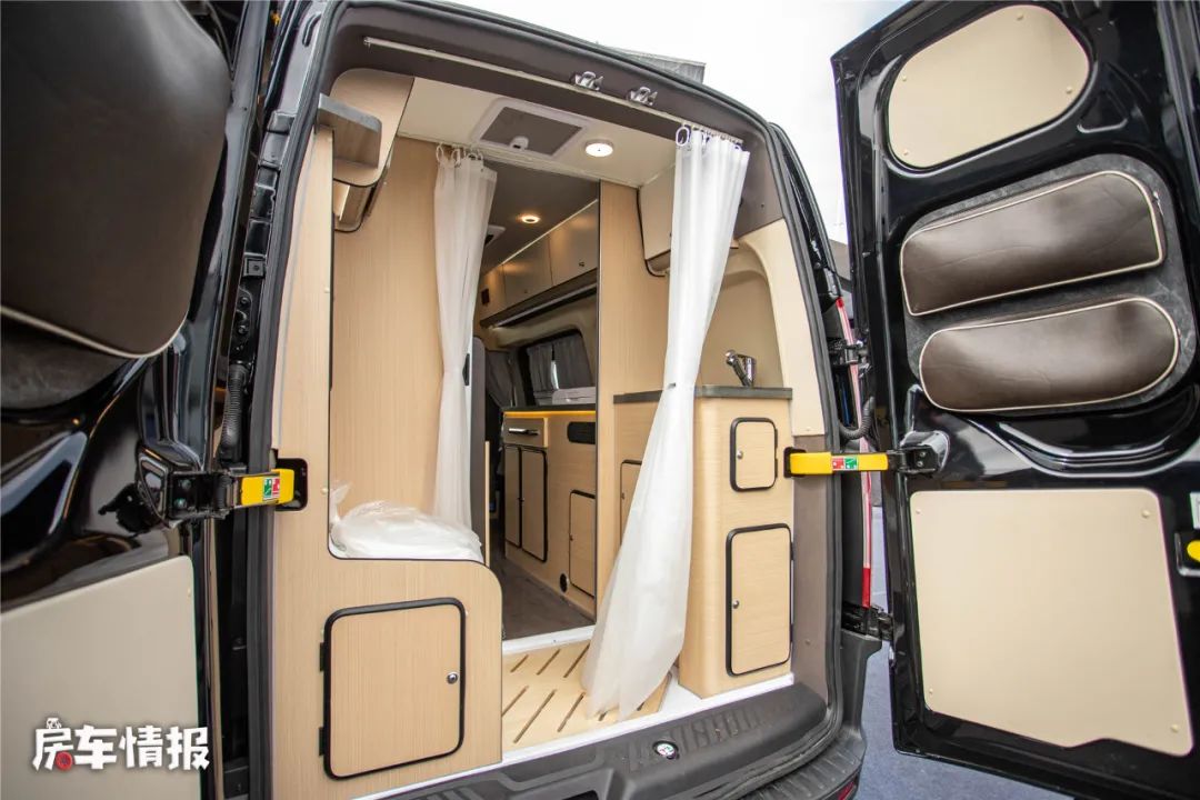 两款30多万的福特房车,一款乘坐6人一款能睡4口,你会选谁?