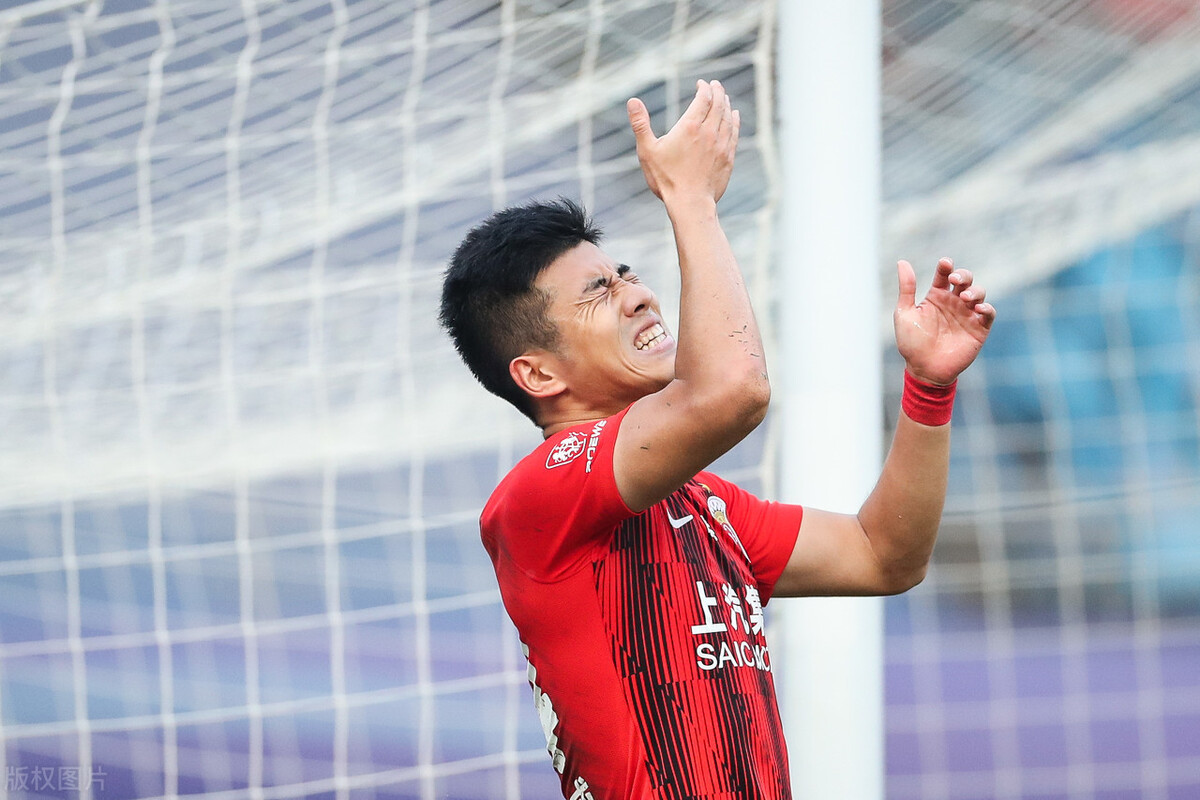 三争议!吕文君铁砂掌逃红牌,李圣龙撞人逃点球,上港输球又输人