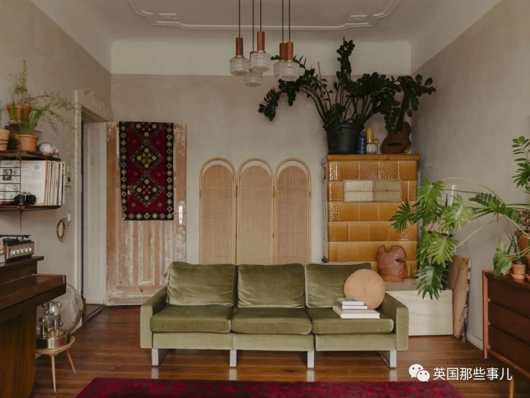 这组绿色天鹅绒的沙发,是70年代生产的