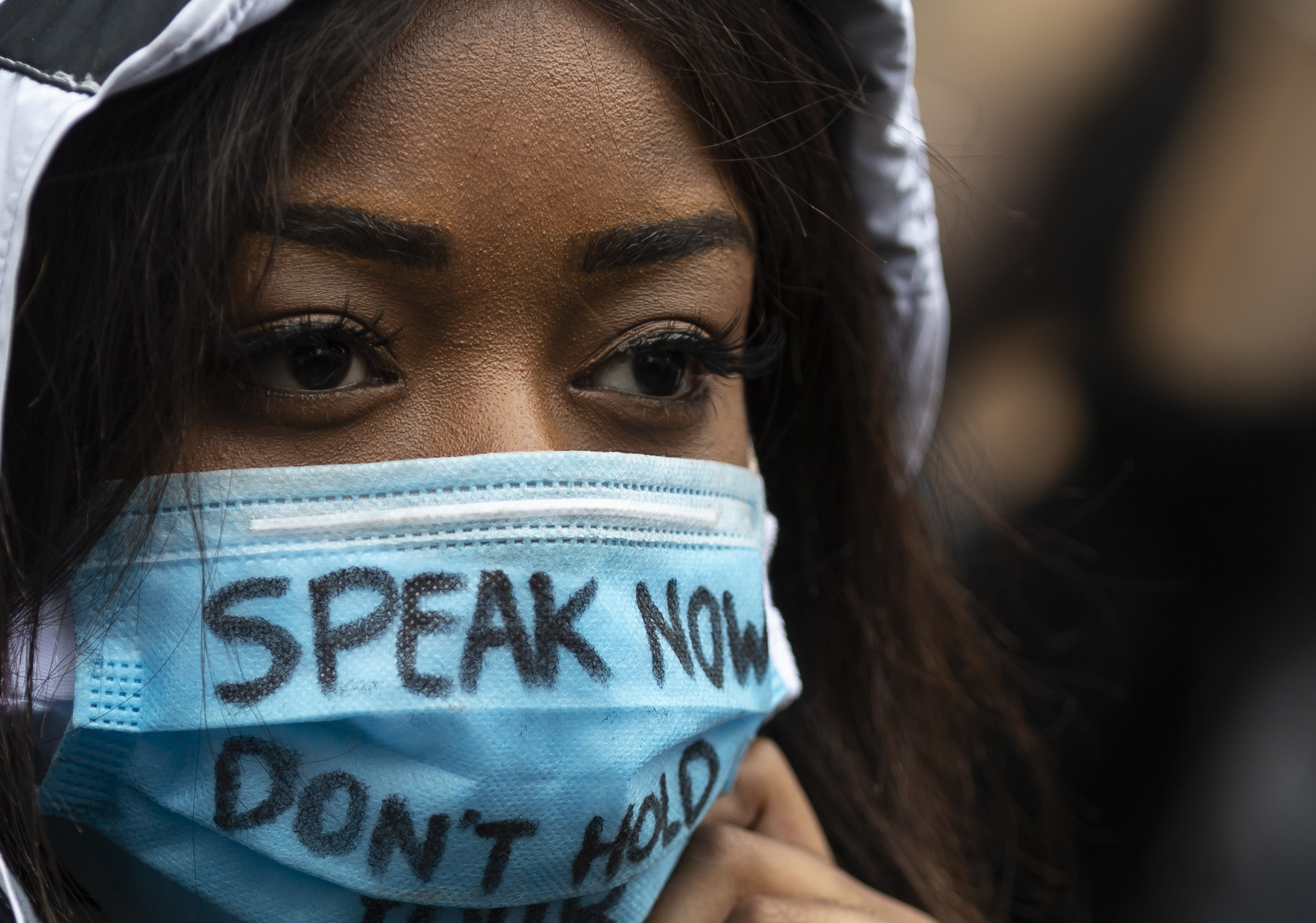 一位女性参与抗议美国种族歧视活动