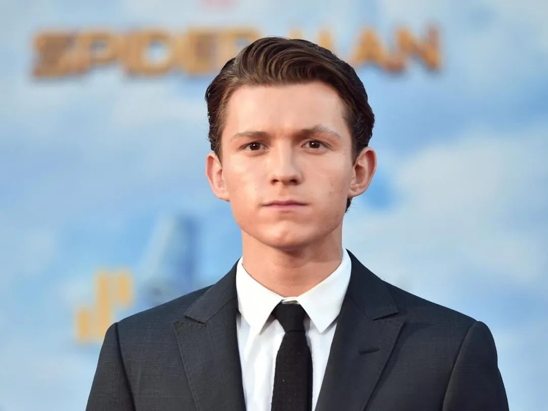 笑死，荷兰弟Tom Holland扬言要戒酒一星期，下一秒死侍给他寄了一大瓶烈酒