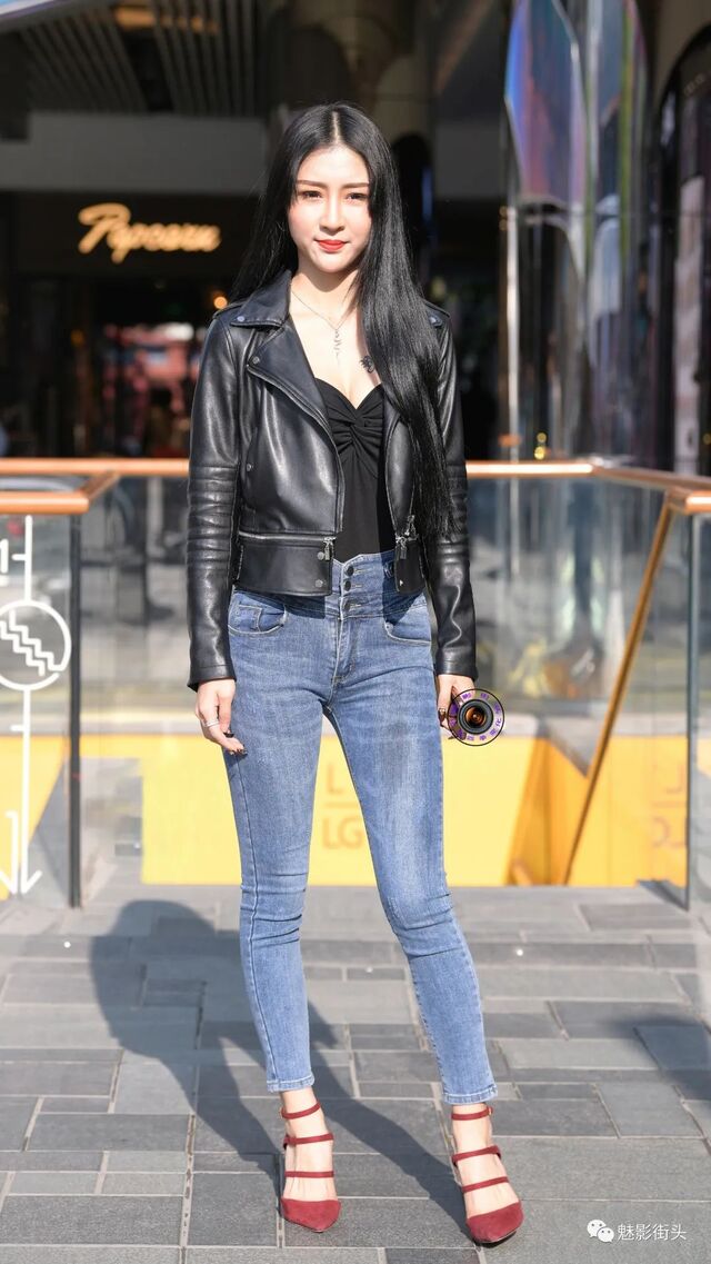 黑色皮衣加蓝色紧身牛仔裤搭配红色尖头细跟鞋显身材还很帅气