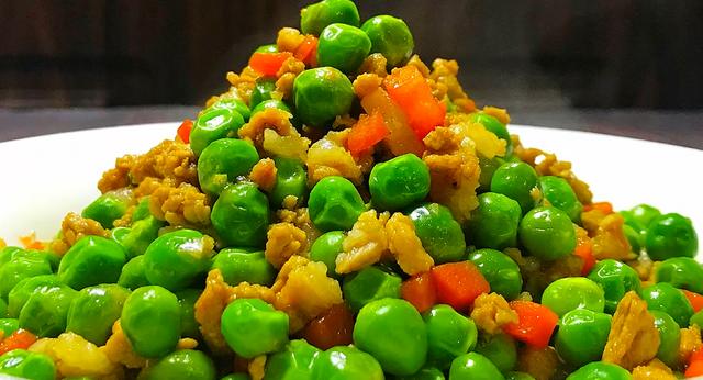 豌豆炒肉有诀窍豌豆翠绿香嫩是小朋友很喜欢的下饭菜