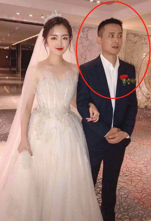 女儿结婚，高颜值爸爸吸睛无数，伴娘：以为临时换了新郎
