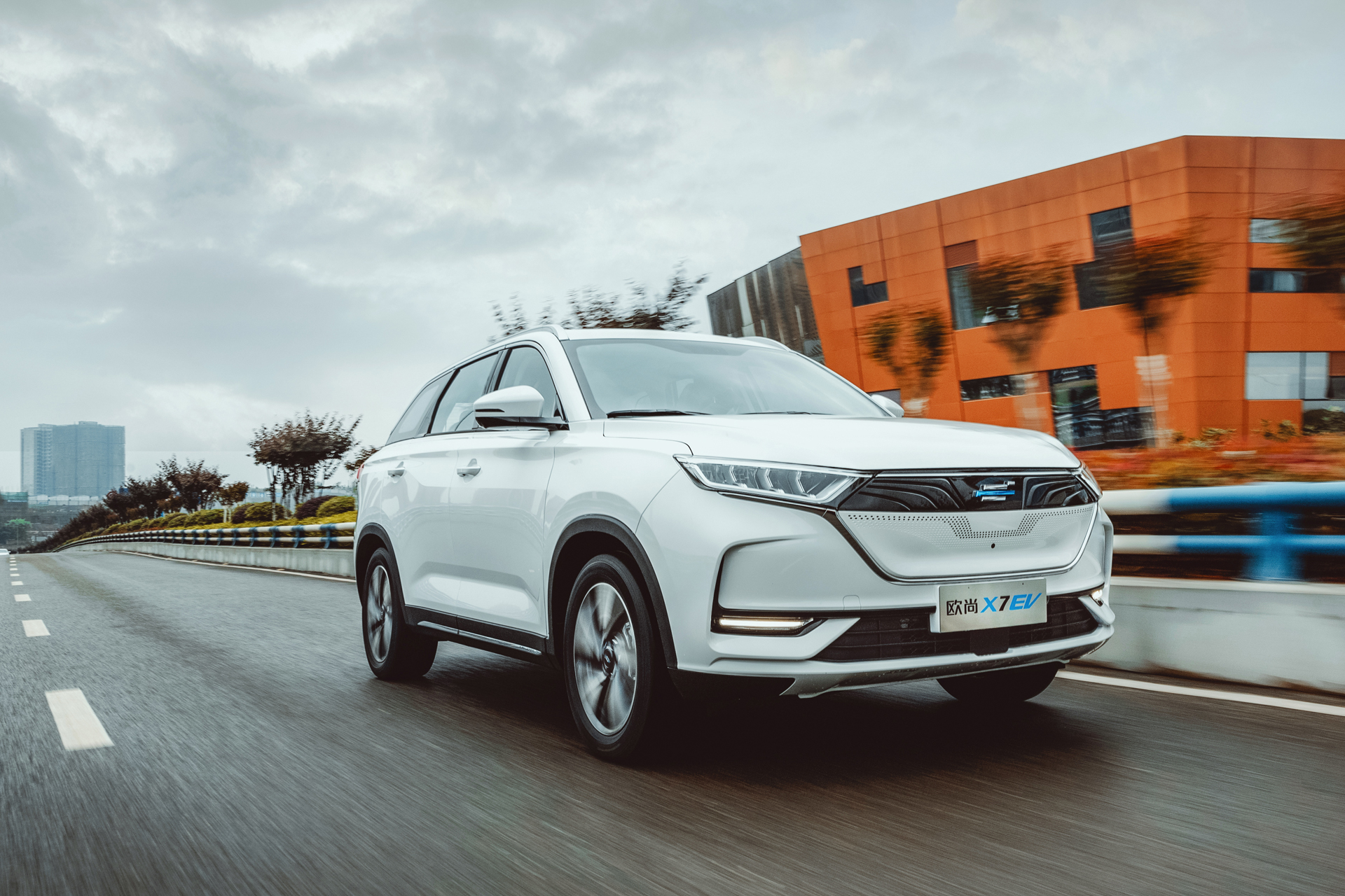 10分钟充100km深度分析 长安欧尚ev