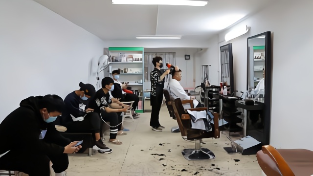 高校封闭管理阿姨开临时理发店：不到一个月服务近900名学生