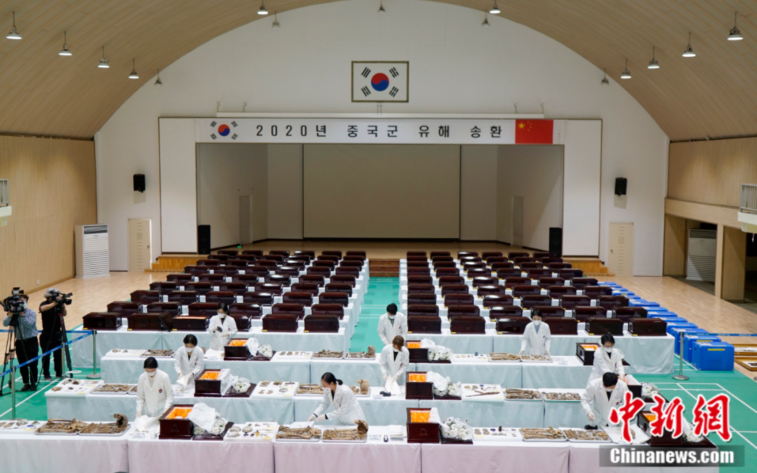 中韩9月26日在韩国仁川举行第七批在韩中国人民志愿军烈士遗骸装殓仪式。图为装殓仪式现场。曾鼐 摄