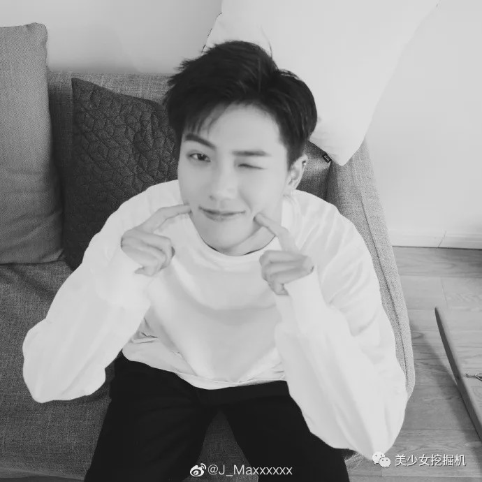 这个视频被追星少女怒转上万条,max也一夜之间涨粉好几万.