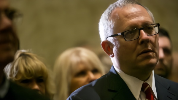 炮轰科学家"煽动叛乱"，美卫生部高官道歉