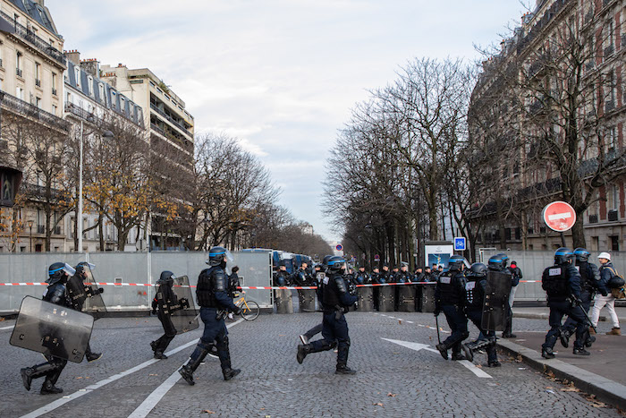 法国民众对少年遭枪杀事件愤怒引发骚乱