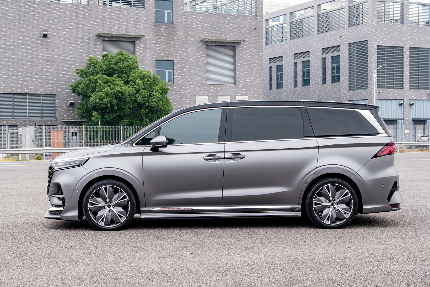 上汽荣威im8实拍图曝光,坐实最具科技感mpv