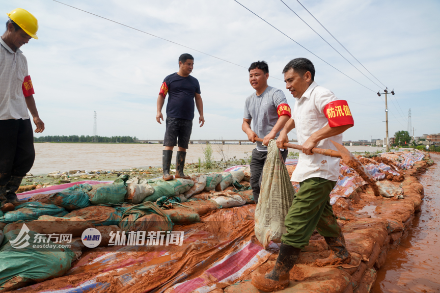 直击江西鄱阳昌江圩堤：仍在上涨的水位，拼命守护的家园