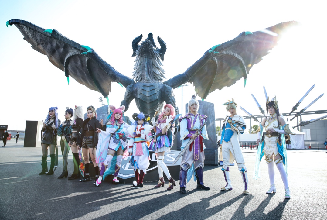 比赛当天,Cosplayers(角色扮演者)在上海浦东足球场外合影。