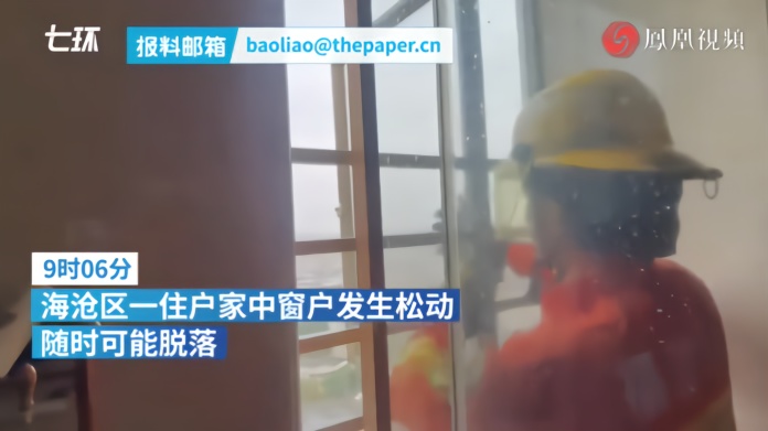 台风过境，厦门消防帮居民处理松动窗户