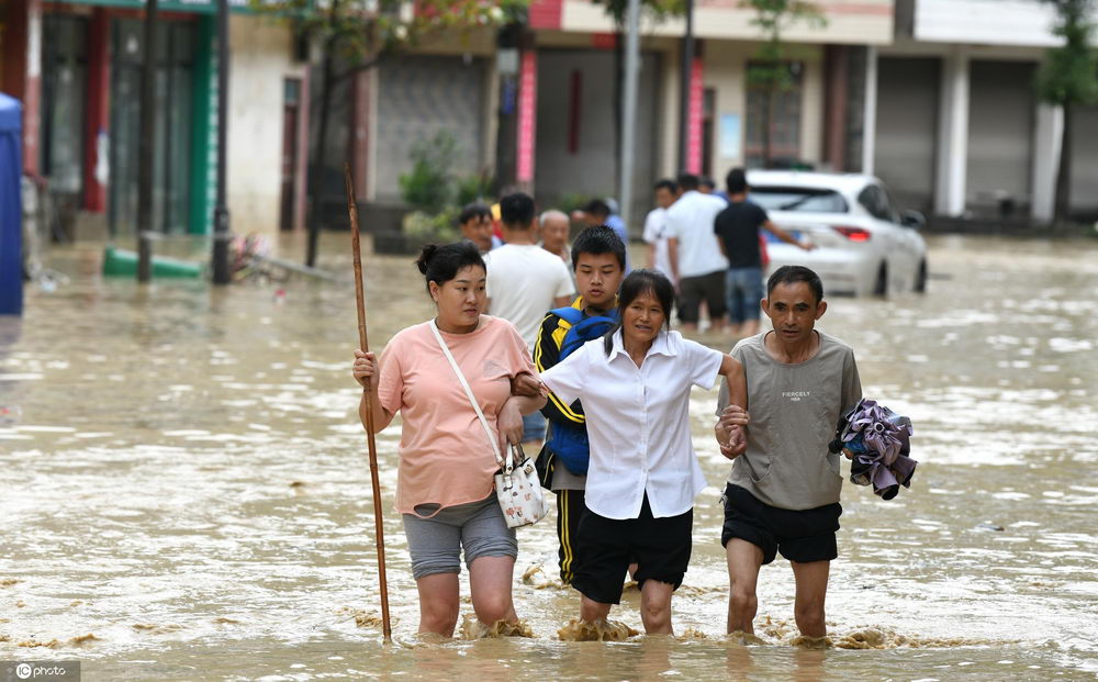 2020年6月13日晨,重庆市酉阳土家族苗族自治县遭受暴雨袭击,道路大量积水导致酉龚路铜鼓地段交通短时中断,农田被淹,农舍渗水。