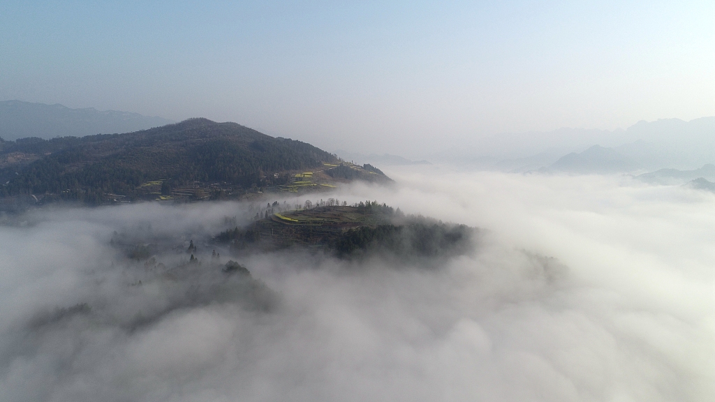 重庆山区清晨轻雾缭绕