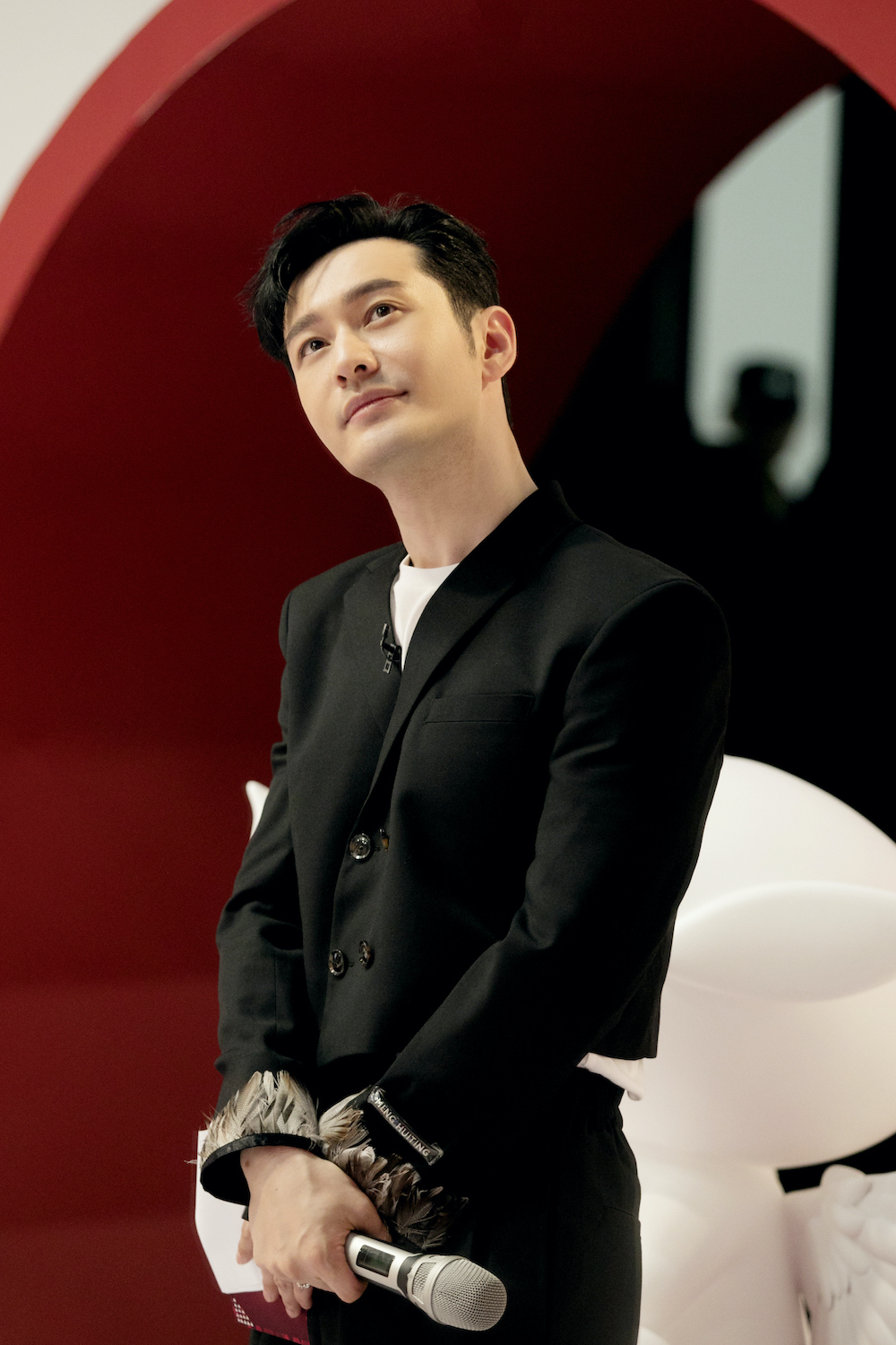 《乘风破浪的姐姐》开播 成团见证人黄晓明开启"pd之旅"