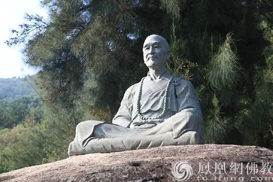 福建泉州清源山弘一法师坐像（图片来源：凤凰网佛教）